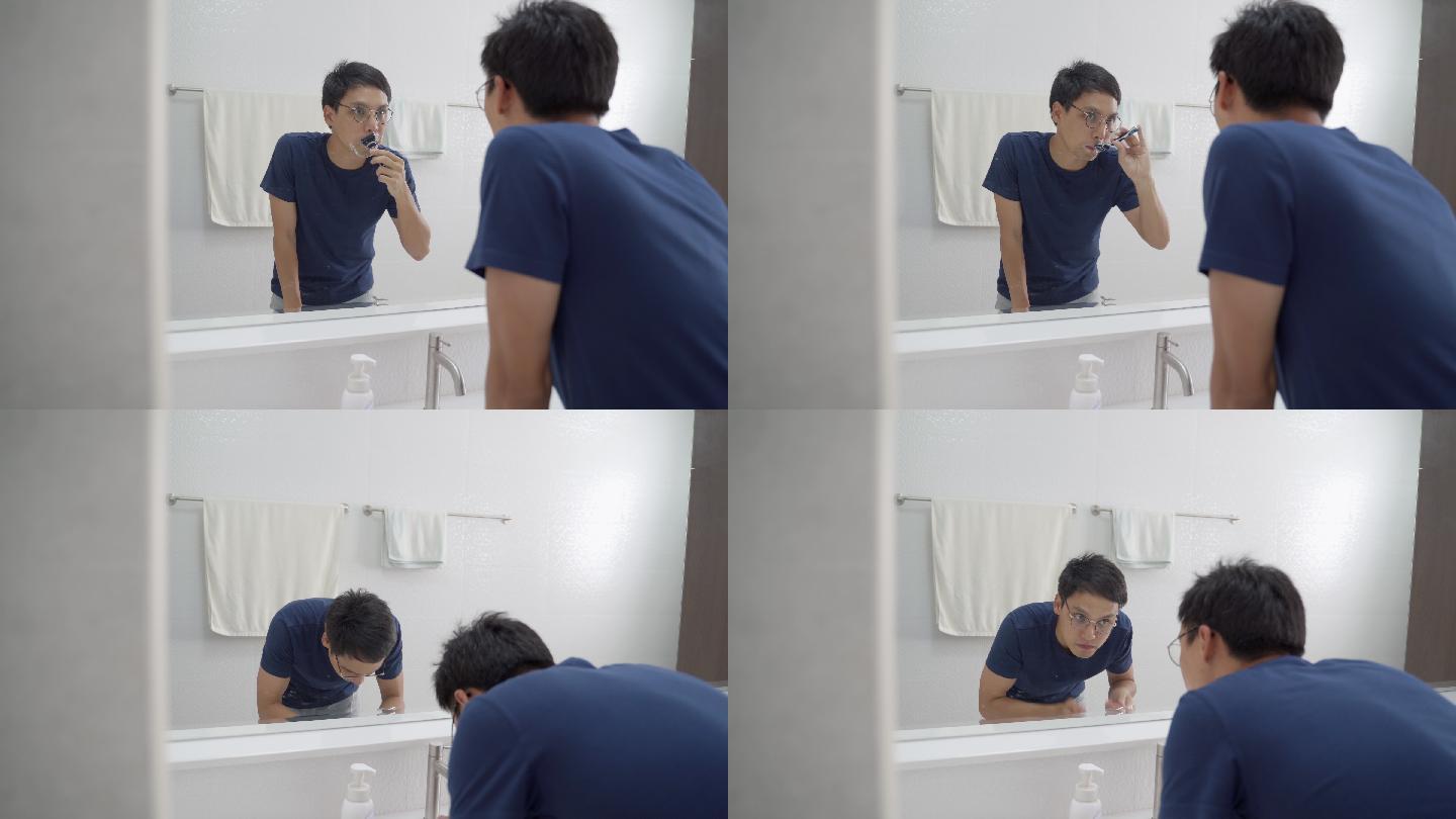 男人在浴室里涂泡沫霜刮脸。