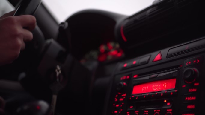 汽车收音机和扬声器在夜间播放音乐