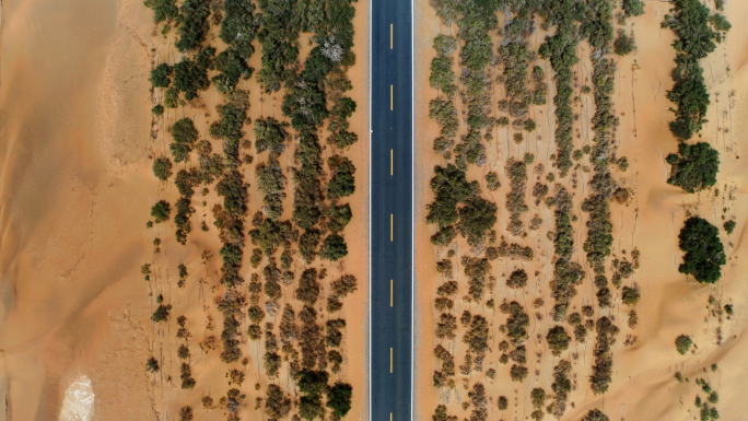 新疆笔直沙漠公路
