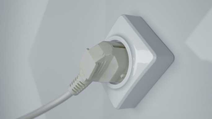 将带有电线的插头插入白色电源插座。