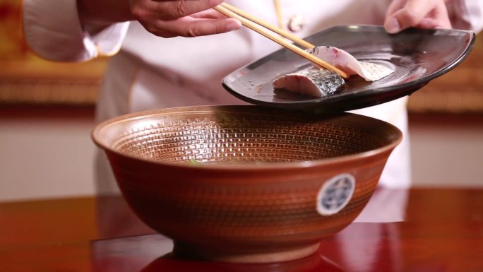 【镜头合集】厨师用葱姜水腌制