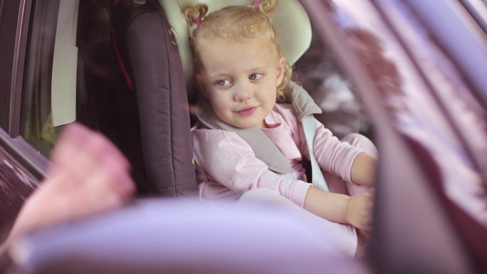 汽车上可爱的婴儿安全座椅