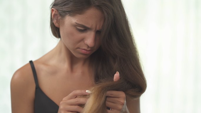 女人拿着她的长发秀发中年危机年老色衰