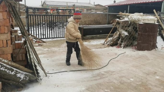 儿童院子里扫雪