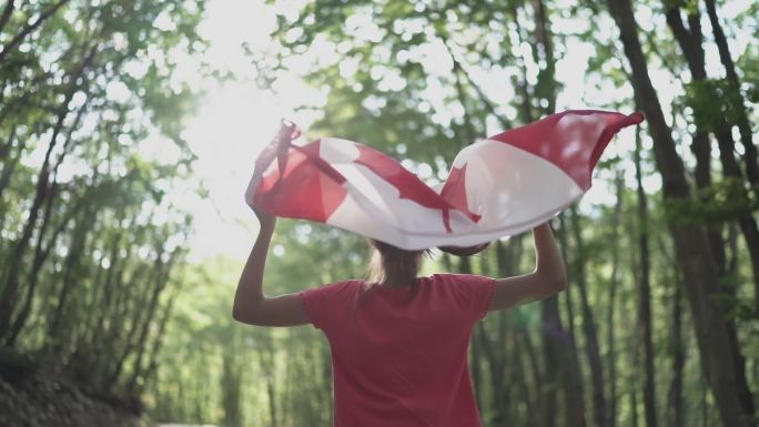 女孩举着加拿大国旗跑步