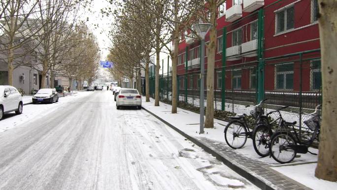 北京大运村行驶中街道雪景（100帧拍摄）