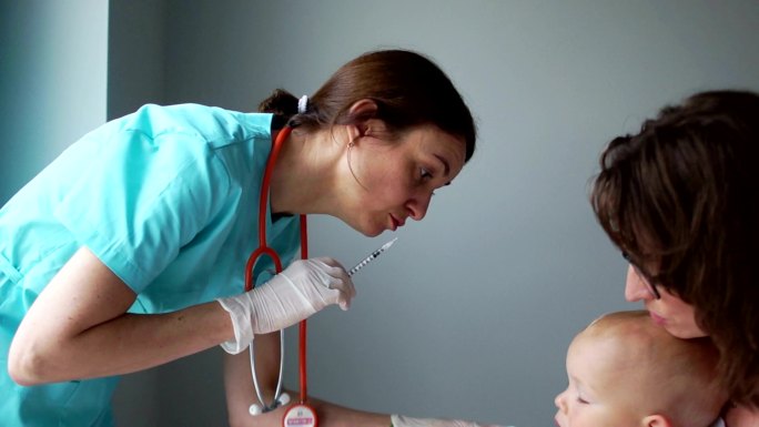 医生给婴儿接种疫苗