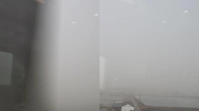 高铁上拍摄的大雾天气