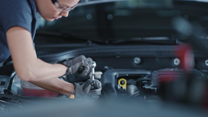 女性汽车修理工汽车修理动作