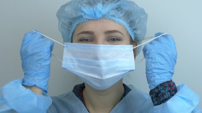 取下口罩的女人防疫工作人员疫情核酸检测医