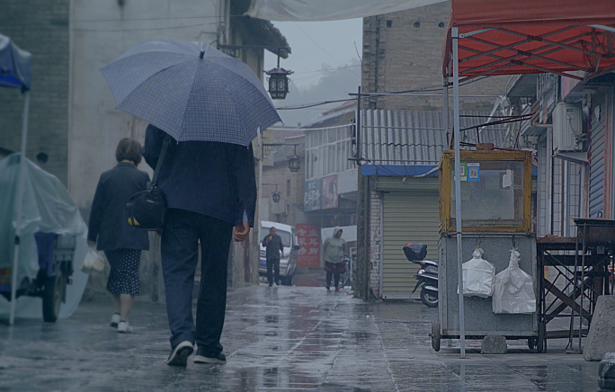 雨中寺庙 雨中背影