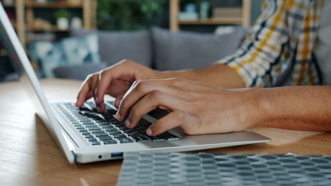 使用笔记本电脑的人