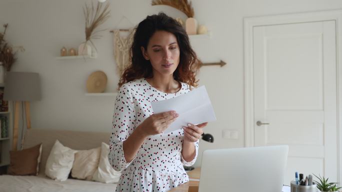 年轻女子在信中读到令人愉快的消息。