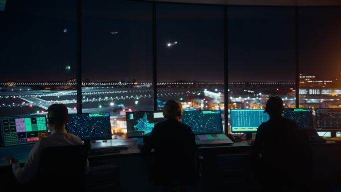 夜间在机场塔楼工作的空中交通管制团队。