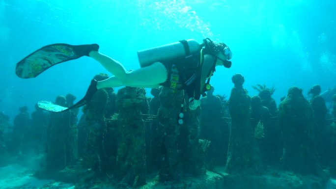 美女海底潜水发现古迹