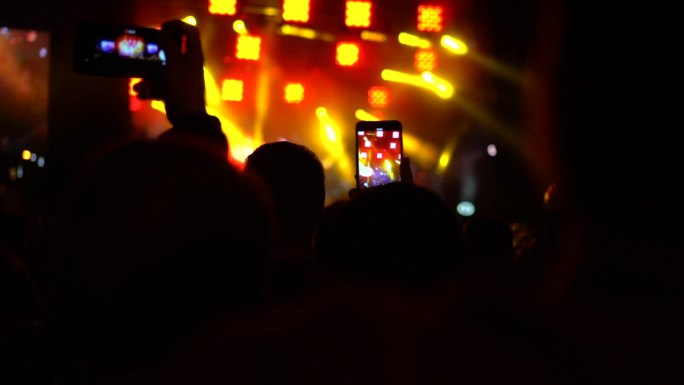 观众可以通过手机观看表演