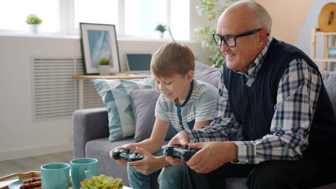 老人和孩子在公寓里玩电子游戏
