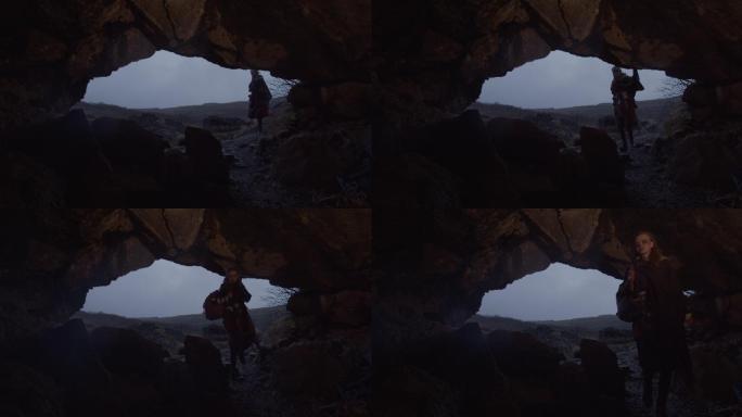 黄昏时分，一名女子进入山洞