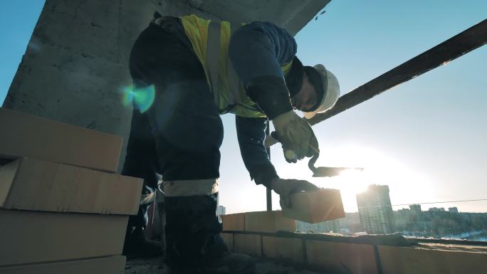 建筑工人正在砌砖建筑动地泥瓦工