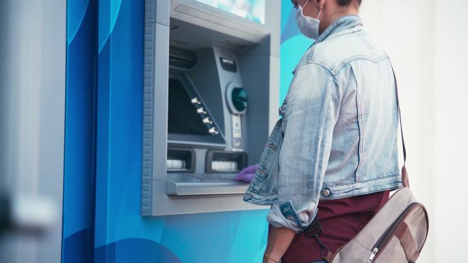 使用ATM机取钱的女子