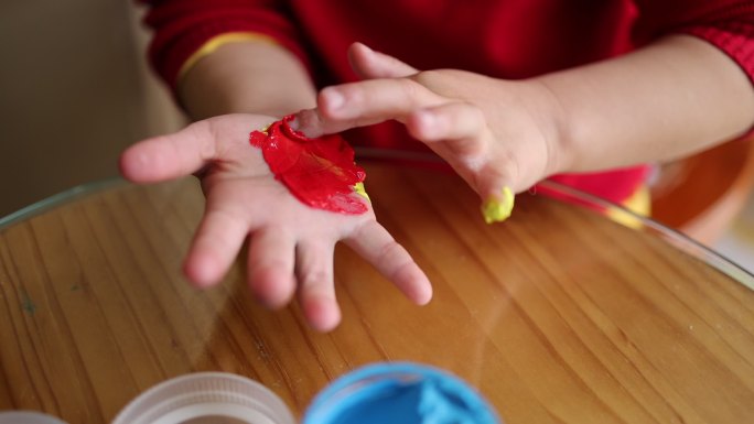 颜色调料小孩手掌抹颜料色彩课堂娃娃50帧