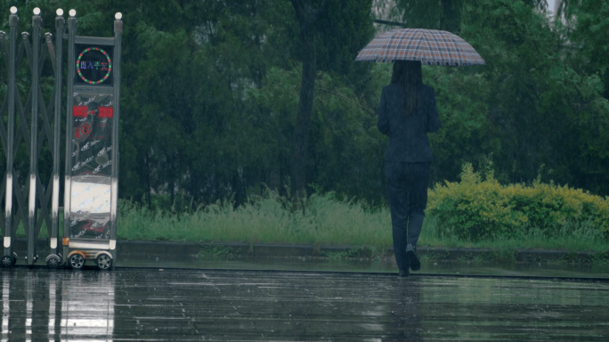 雨中孤独的背影