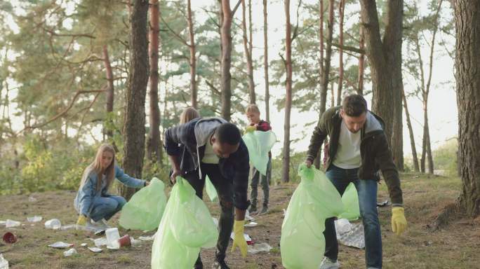 志愿者将垃圾收集到塑料袋中