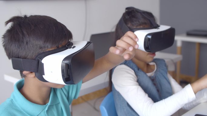 两个戴着虚拟现实眼镜的孩子