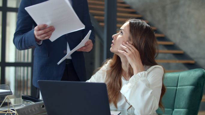 心烦意乱的女人感到压力