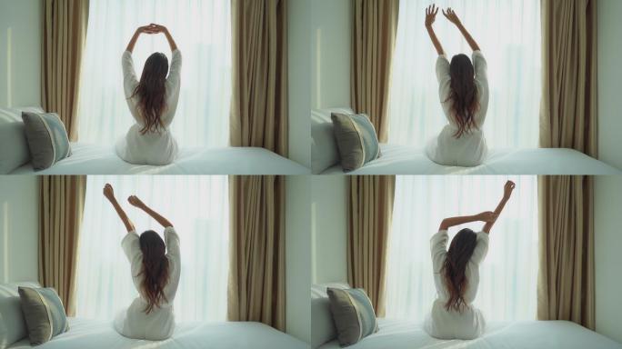 女人在床上放松美女起床穿着睡衣酒店