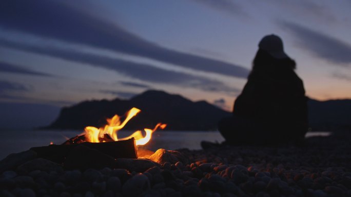 在岩石海滩上燃起篝火