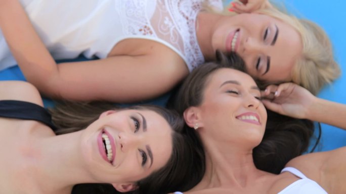漂亮的三个女孩笑容笑脸模特少女女人国外外