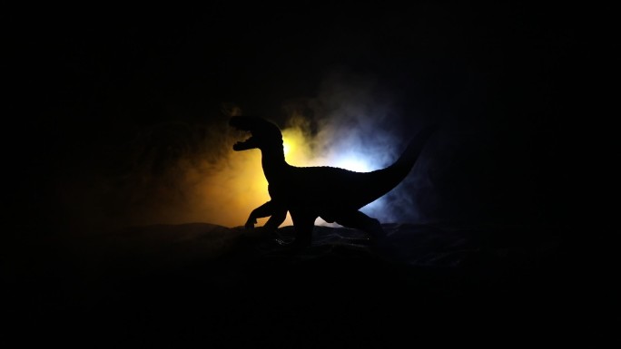 雾夜中巨型恐龙的剪。