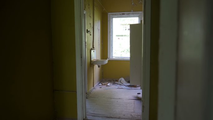 废弃房屋的浴室视图