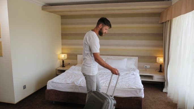 到达酒店的男子出差倒在床上