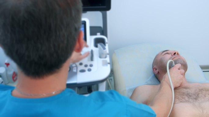 男医生用超声波扫描仪检查病人