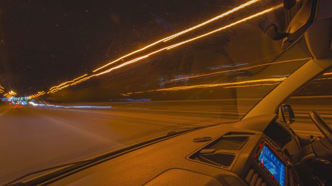 汽车在夜间高速公路上行驶。