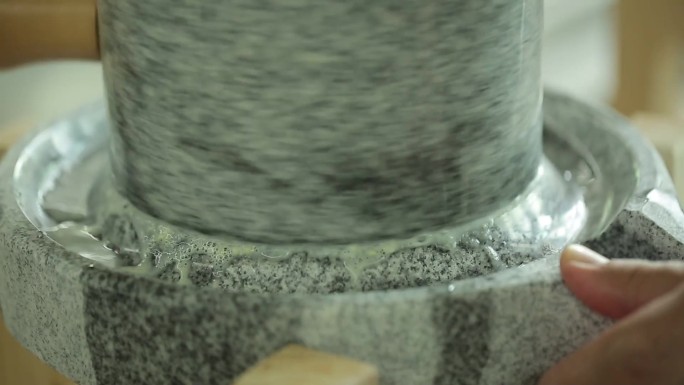 【镜头合集】清洗传统石磨做豆