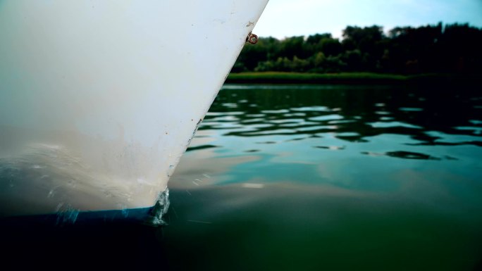 一艘白色的帆船漂浮在河上