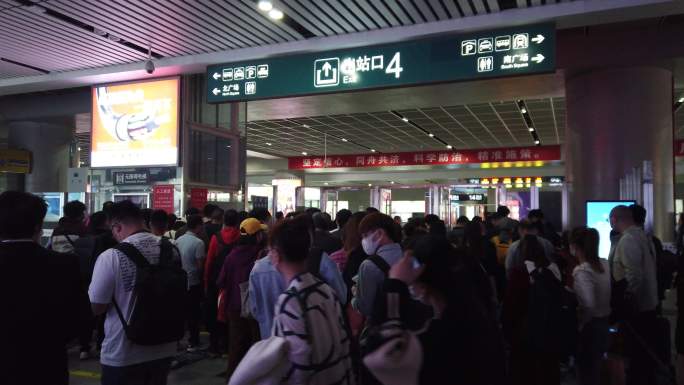 火车站出站口人山人海的旅客