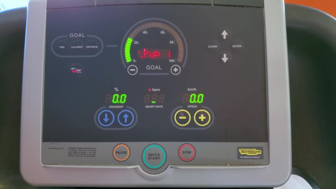 跑步机健身设备的闪烁数字显示