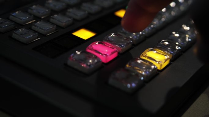 电脑键盘导播录制电视台录音棚节目开播摄像