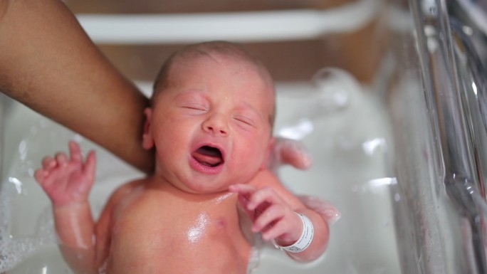 护士给新生儿洗澡婴儿宝宝脚小脚丫小孩孩子