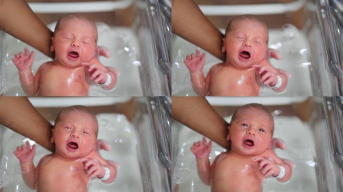 护士给新生儿洗澡婴儿宝宝脚小脚丫小孩孩子