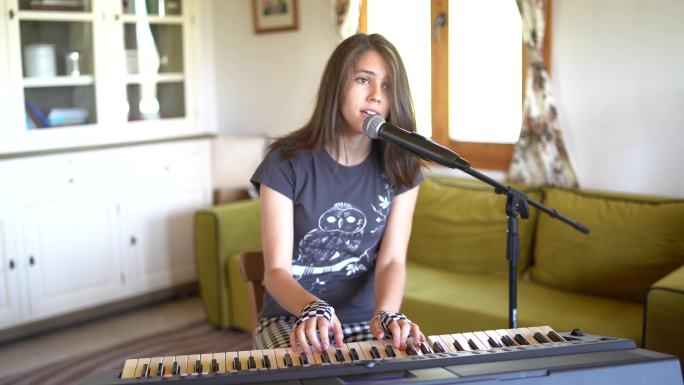女孩在家弹钢琴唱歌