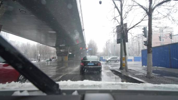 下雪天城市开车升格慢动作
