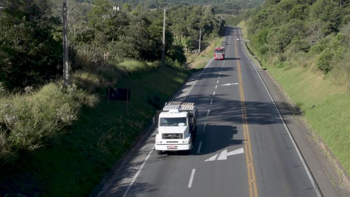 公路上的卡车和轿车。