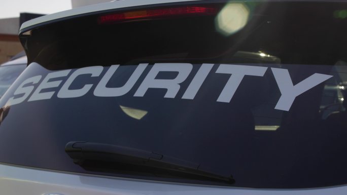 安保公司的车，车窗上写着安保文字
