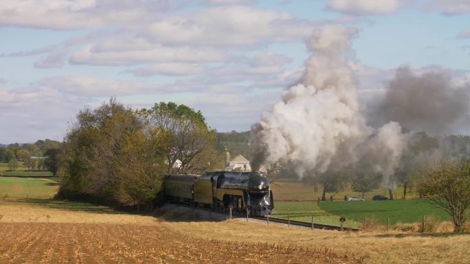 蒸汽火车在乡间穿梭