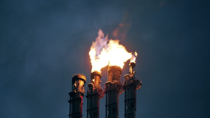 炼油厂的管道冒出火焰